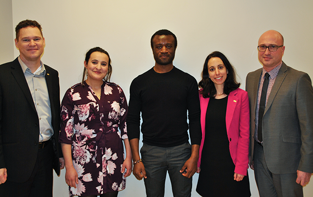 De gauche à droite : Michel Fortin, secrétaire général par intérim et directeur du Service des affaires juridiques; Zineb Matouk, doctorante en sciences de l’énergie et des matériaux; Gervais Nono Kamga, doctorant en télécommunications; Geneviève Chacon, directrice du Service des communications et des relations gouvernementales à l'INRS et Philippe-Edwin Bélanger, directeur du Service des études supérieures et postdoctorales.