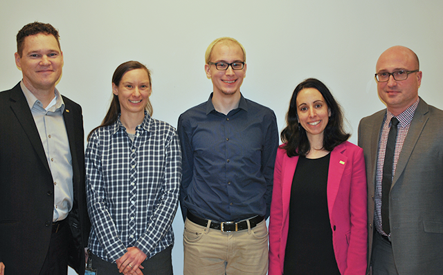 De gauche à droite : Michel Fortin, secrétaire général par intérim et directeur du Service des affaires juridiques; Danielle Fréchette, doctorante en sciences de l’eau; Piotr Roztocki, doctorant en sciences de l’énergie et des matériaux; Geneviève Chacon, directrice du Service des communications et des relations gouvernementales à l'INRS et Philippe-Edwin Bélanger, directeur du Service des études supérieures et postdoctorales.   